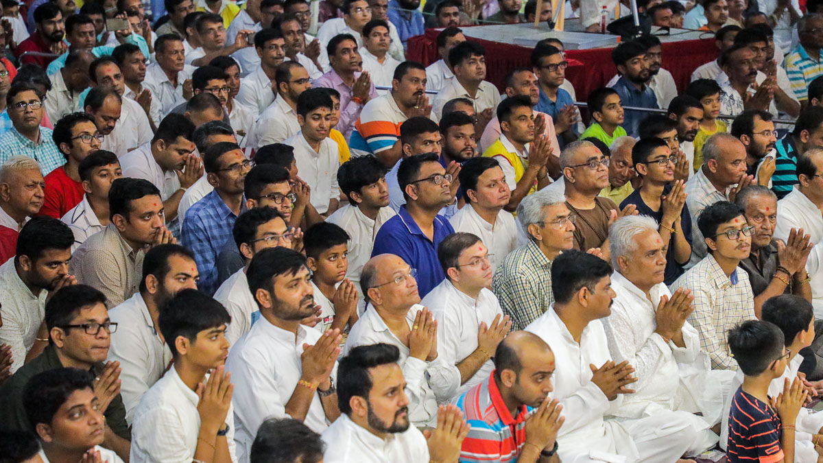 Devotees during the mantra pushpanjali