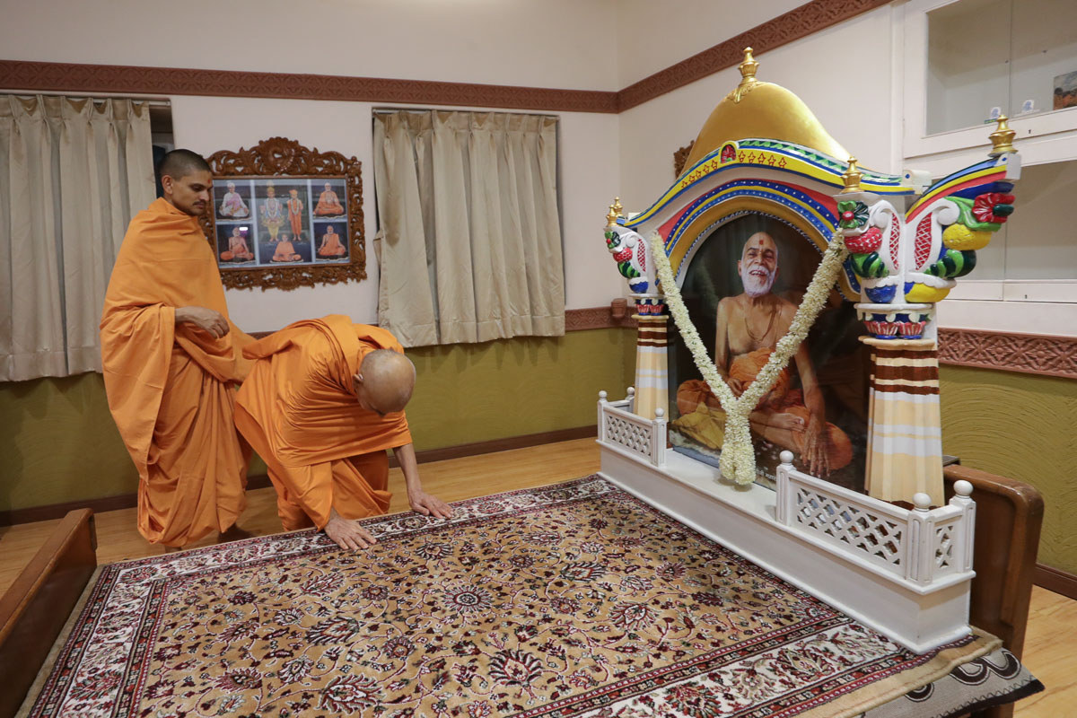 Param Pujya Mahant Swami Maharaj engrossed in darshan in the room of Brahmaswarup Yogiji Maharaj
