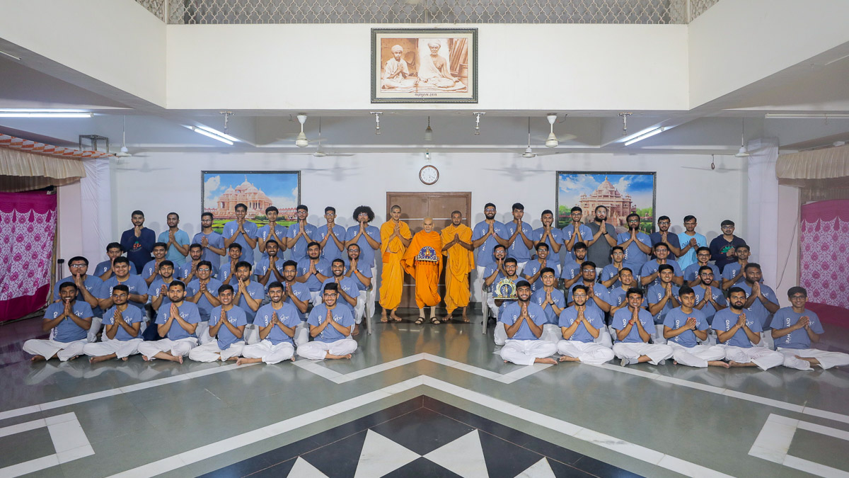 Youths of North America with Swamishri