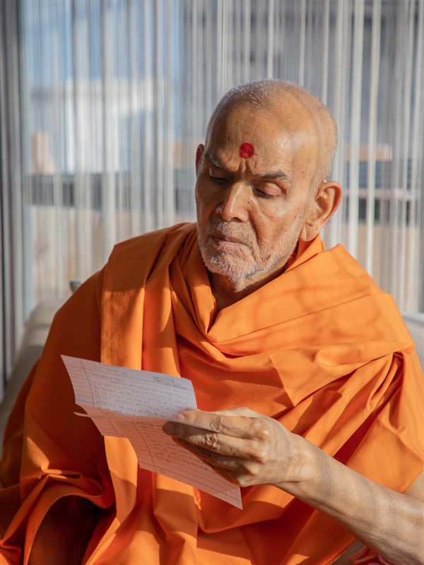 Swamishri reads letters of devotees