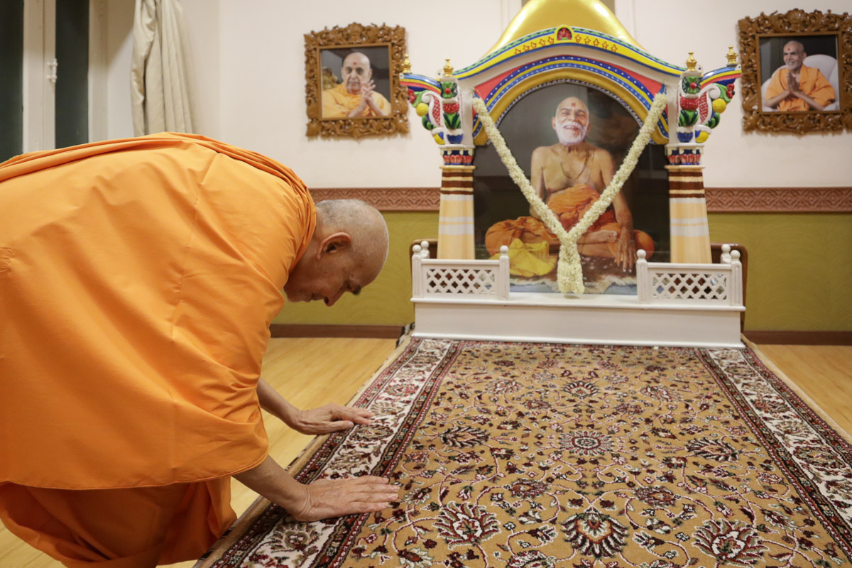 Param Pujya Mahant Swami Maharaj engrossed in darshan in the room of Brahmaswarup Yogiji Maharaj