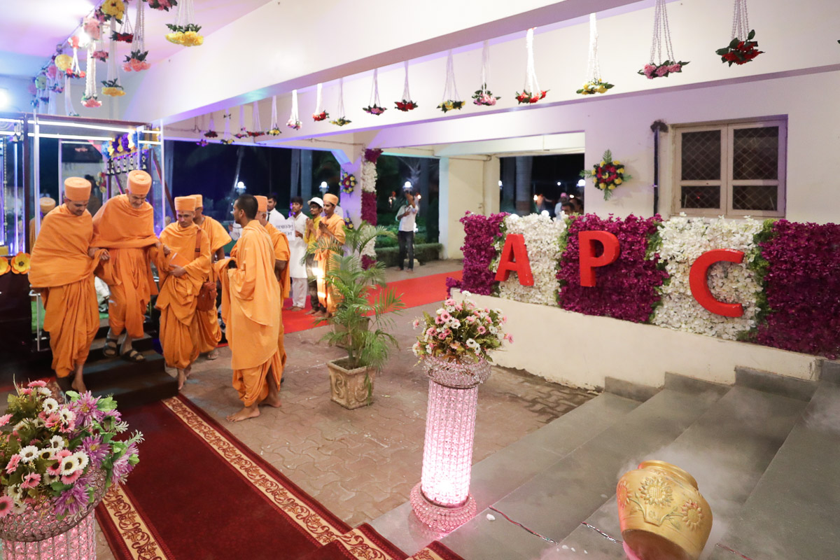 Swamishri arrives at BAPS Akshar-Purushottam Chhatralaya, Atladra