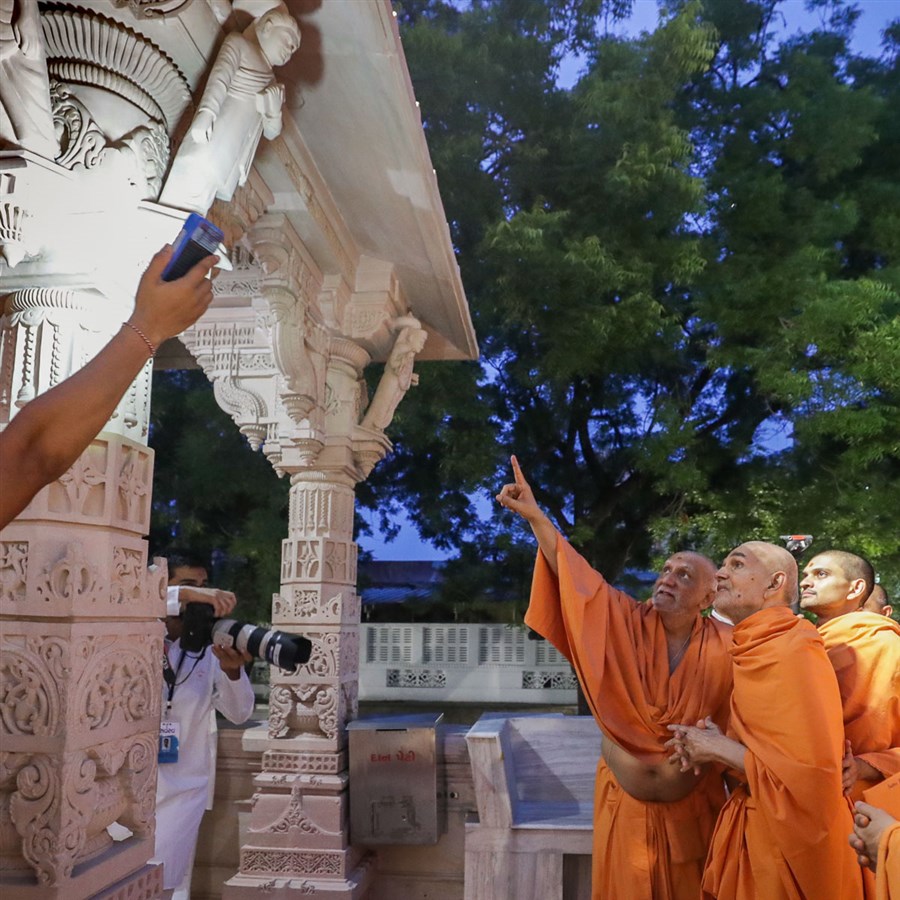 Swamishri observes mandir carvings