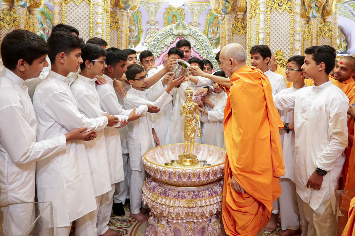Swamishri and balaks perform abhishek of Shri Nilkanth Varni