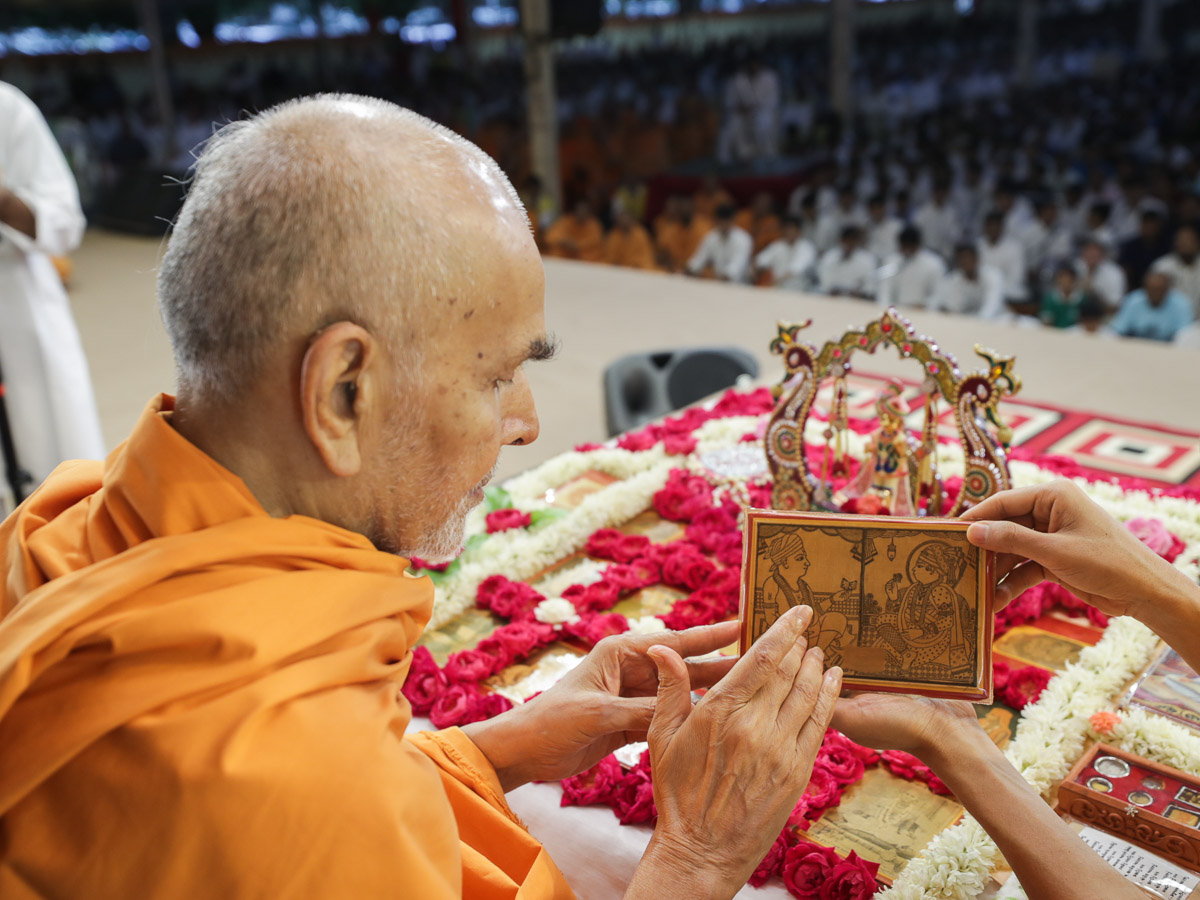 Swamishri engrossed in darshan of Thakorji 