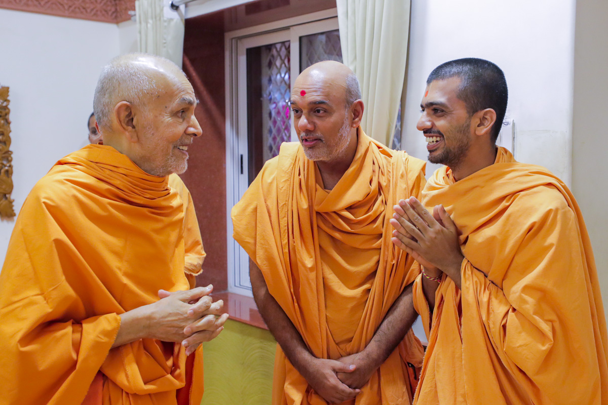 Param Pujya Mahant Swami Maharaj in conversation with sadhus