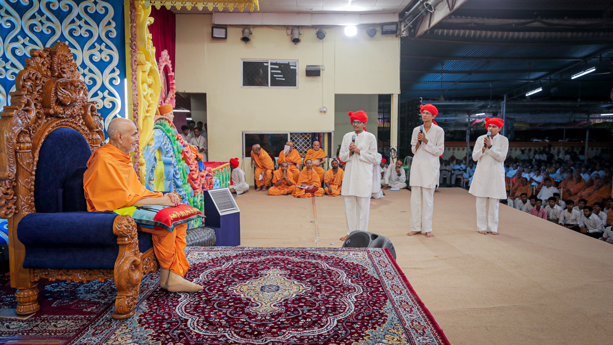 Youths pray before Swamishri