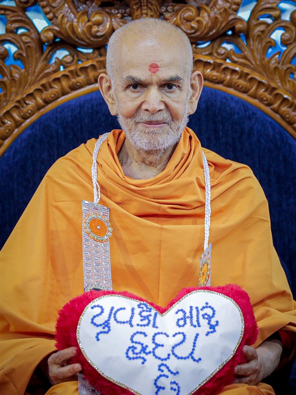 Swamishri honored with a garland