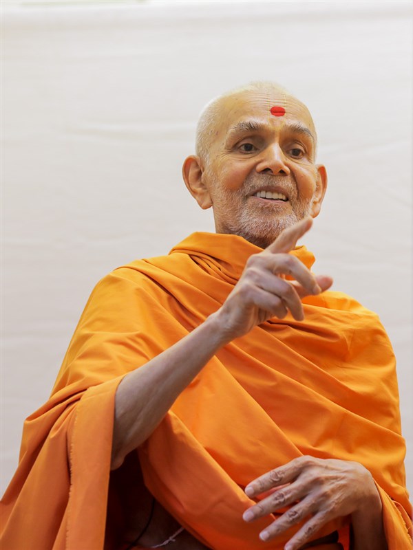 Swamishri narrates a prasang with Brahmaswarup Yogiji Maharaj