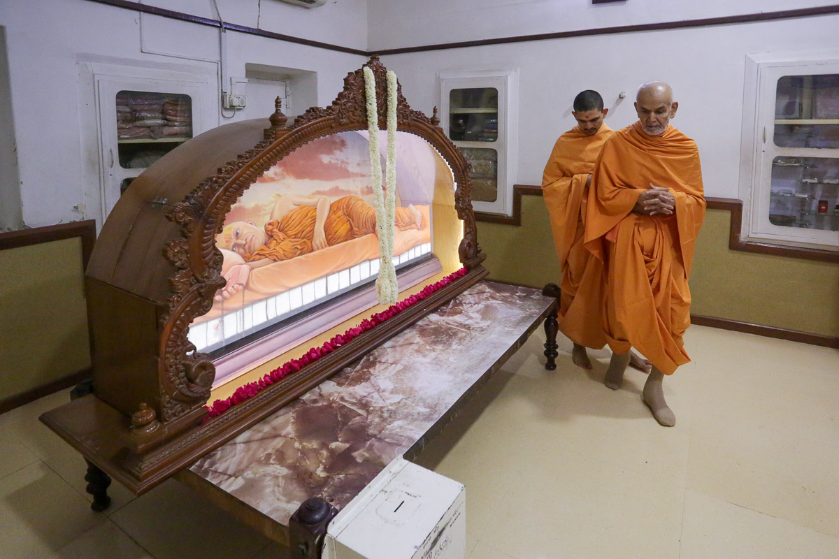 Param Pujya Mahant Swami Maharaj performs pradakshina in the room of Brahmaswarup Shastriji Maharaj