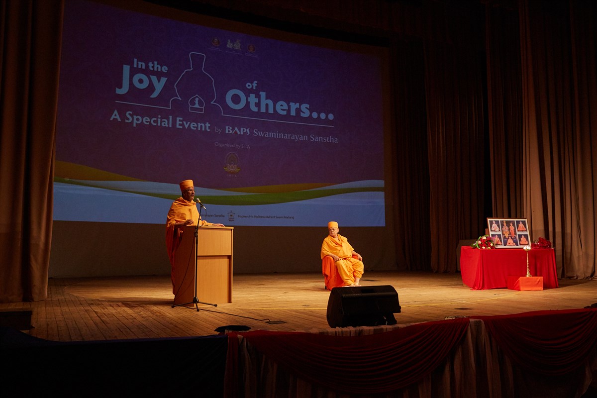Aksharvatsal Swami delivered a discourse in Hindi