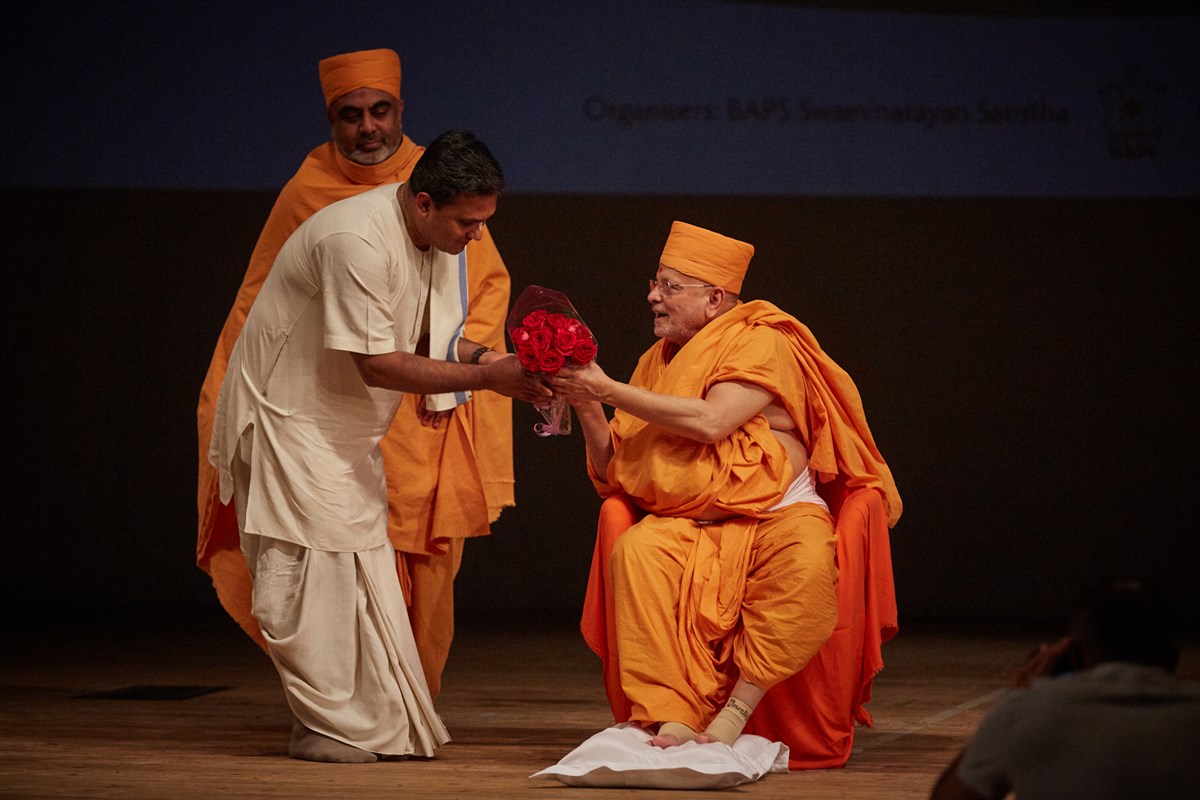 Sadguru Pujya Ishwarcharan Swami was welcomed with a flower bouquet by local dignitaries