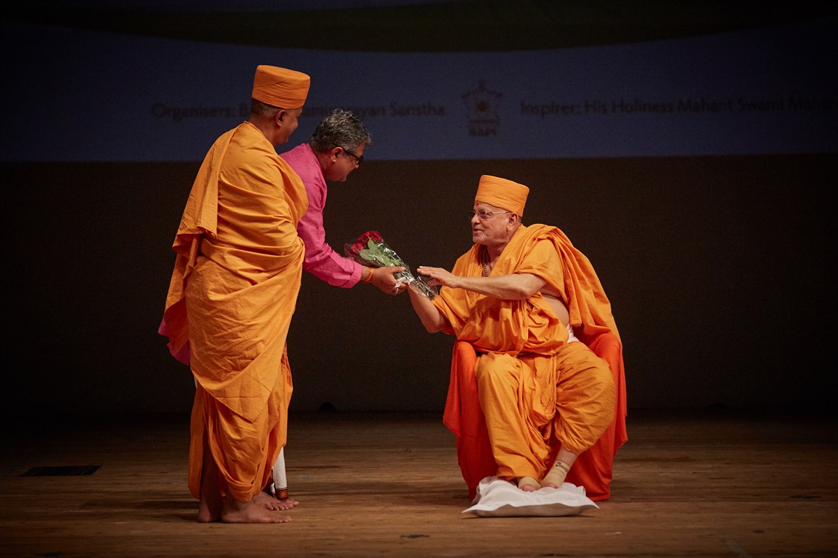 Sadguru Pujya Ishwarcharan Swami was welcomed with a flower bouquet by local dignitaries