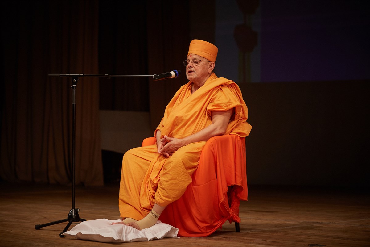 Sadguru Pujya Ishwarcharan Swami spoke on the power of Satsang and devotion to God