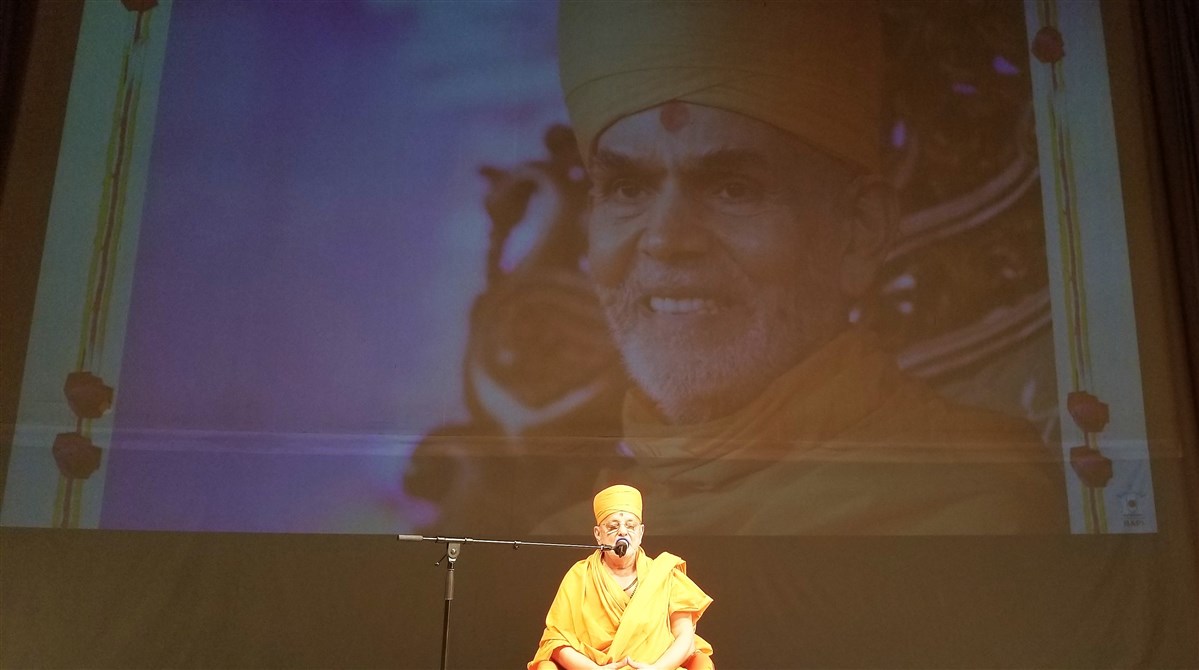 Sadguru Pujya Ishwarcharan Swami conveyed the blessings of HH Mahant Swami Maharaj to the assembly