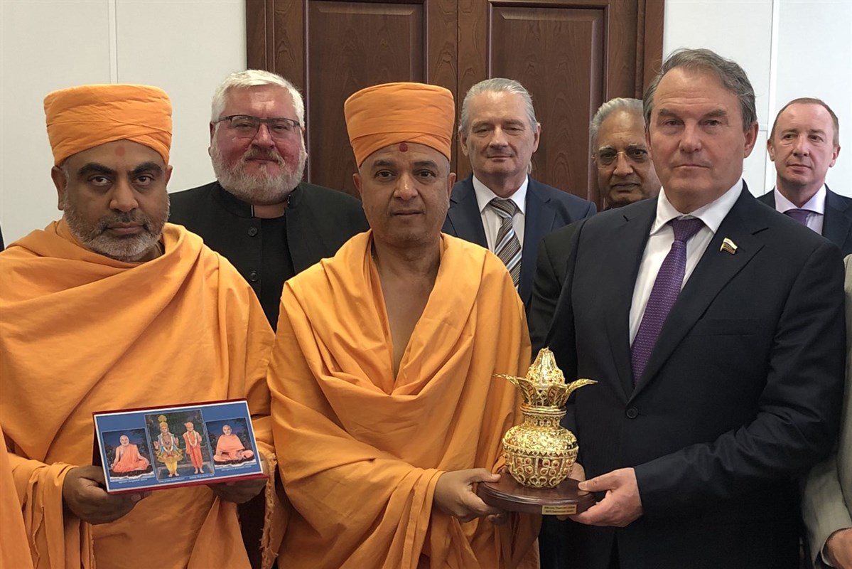 Brahmavihari Swami gifted a golden Amrut Kalash, prasad and malas, with special prayers for peace and harmony from His Holiness Mahant Swami Maharaj