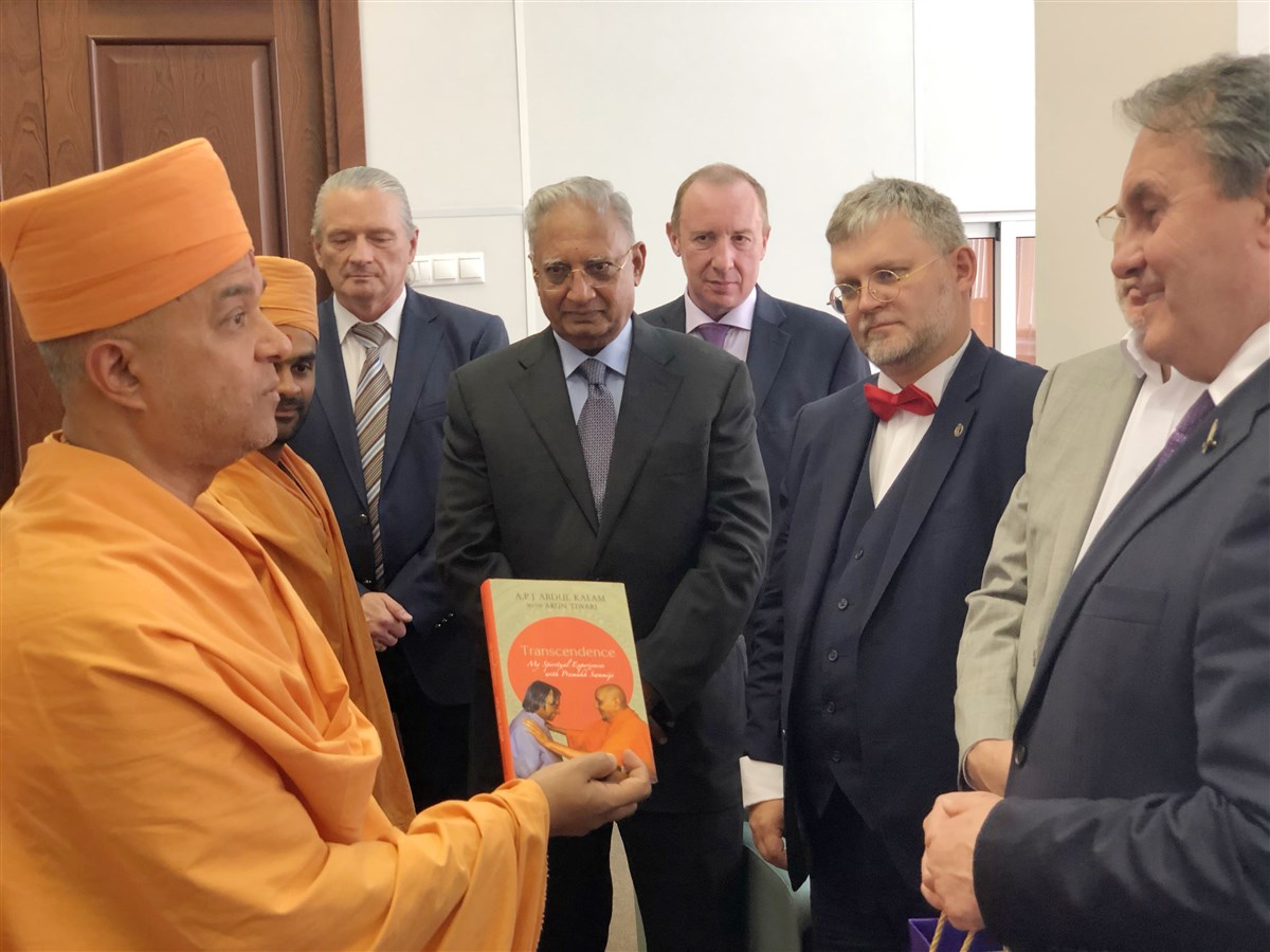 Brahmavihari Swami also presented a copy of 'Transcendence', the autobiographical account by former President of India, Dr APJ Abdul Kalam, of his spiritual encounters with HH Pramukh Swami Maharaj
