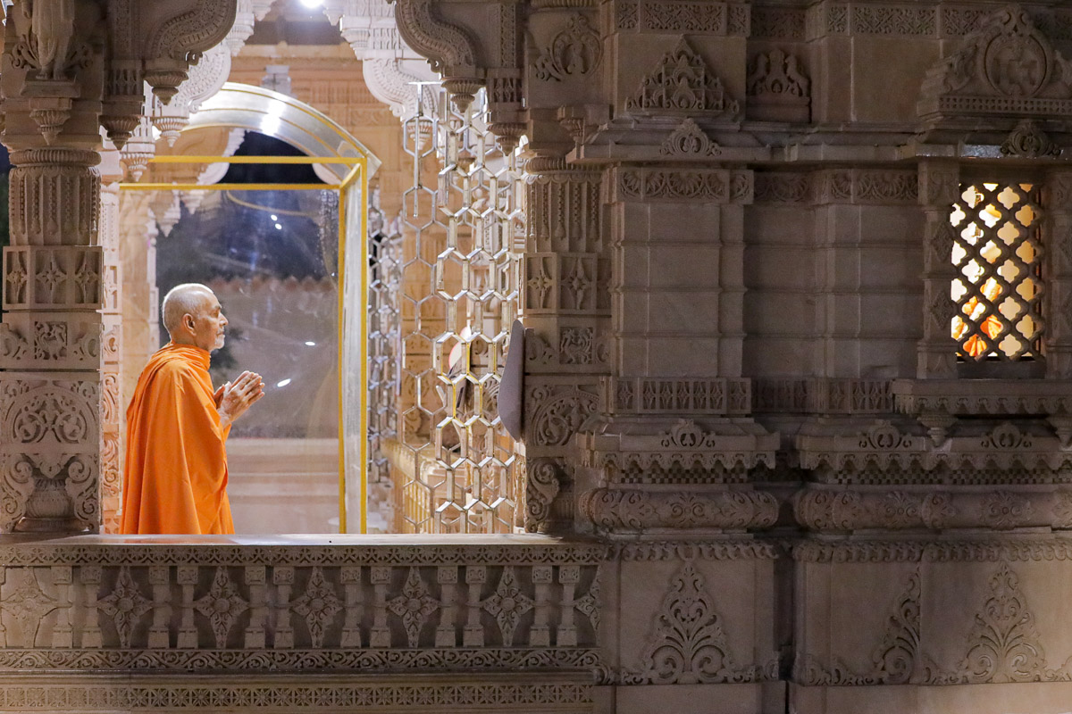 Swamishri engrossed in darshan of Shri Guru Parampara