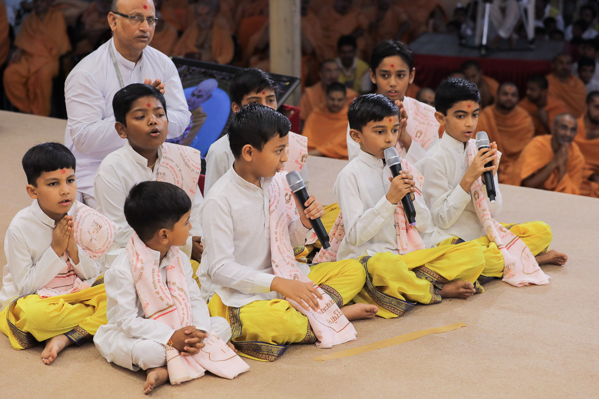 Children recite Sahajanand Namavali during Swamishri's daily puja