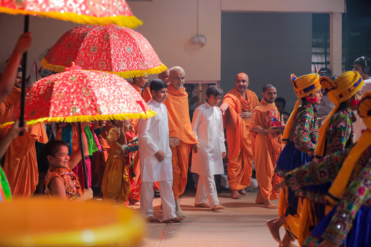 Swamishri arrives in the evening Bal Din assembly