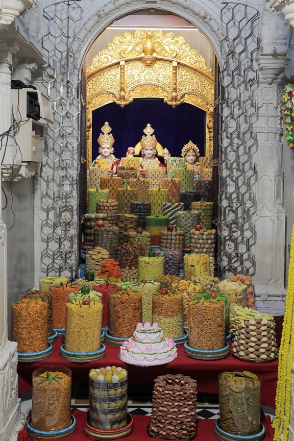 Annakut offered to Shri Harikrishna Maharaj and Shri Lakshmi-Narayan Dev