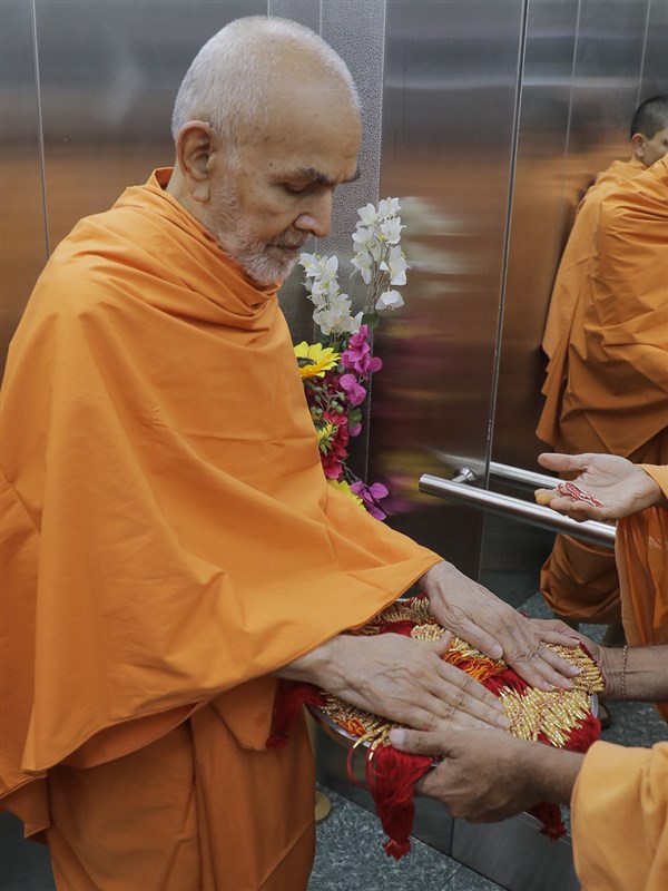 Param Pujya Mahant Swami Maharaj sanctifies rakhadies 