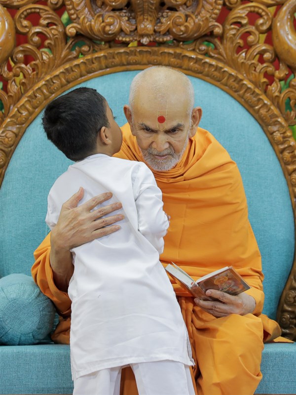 Swamishri listens to a child