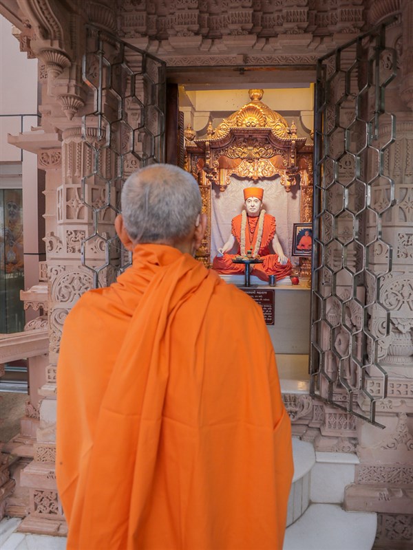 Swamishri engrossed in darshan of Brahmaswarup Pramukh Swami Maharaj