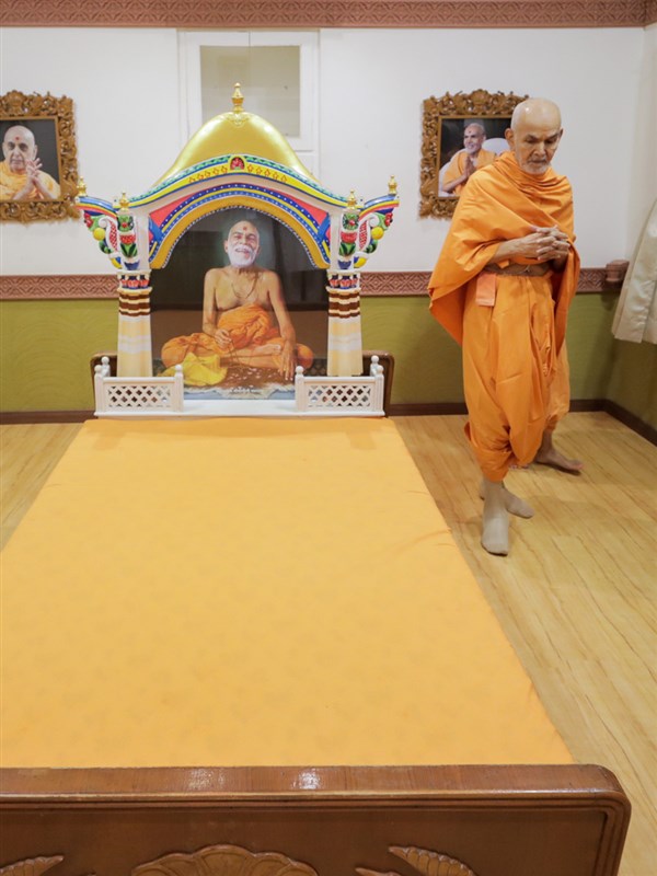 Param Pujya Mahant Swami Maharaj performs pradakshina in the room of Brahmaswarup Yogiji Maharaj