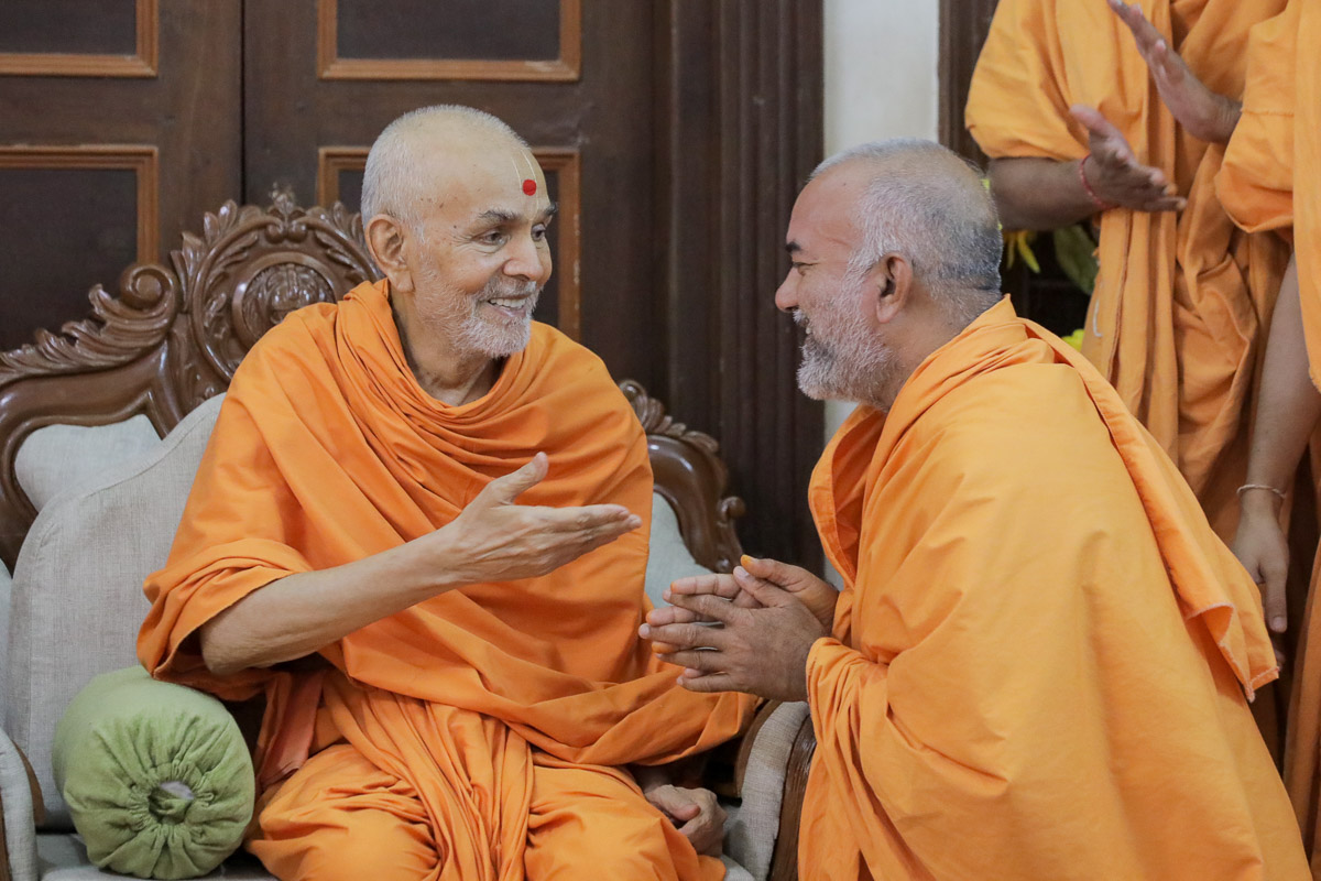 Swamishri blesses Bhagyasetu Swami