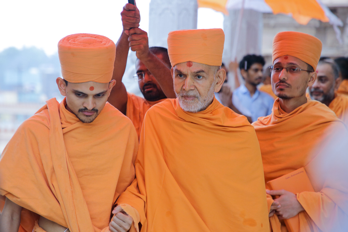 Swamishri departs from Atladara