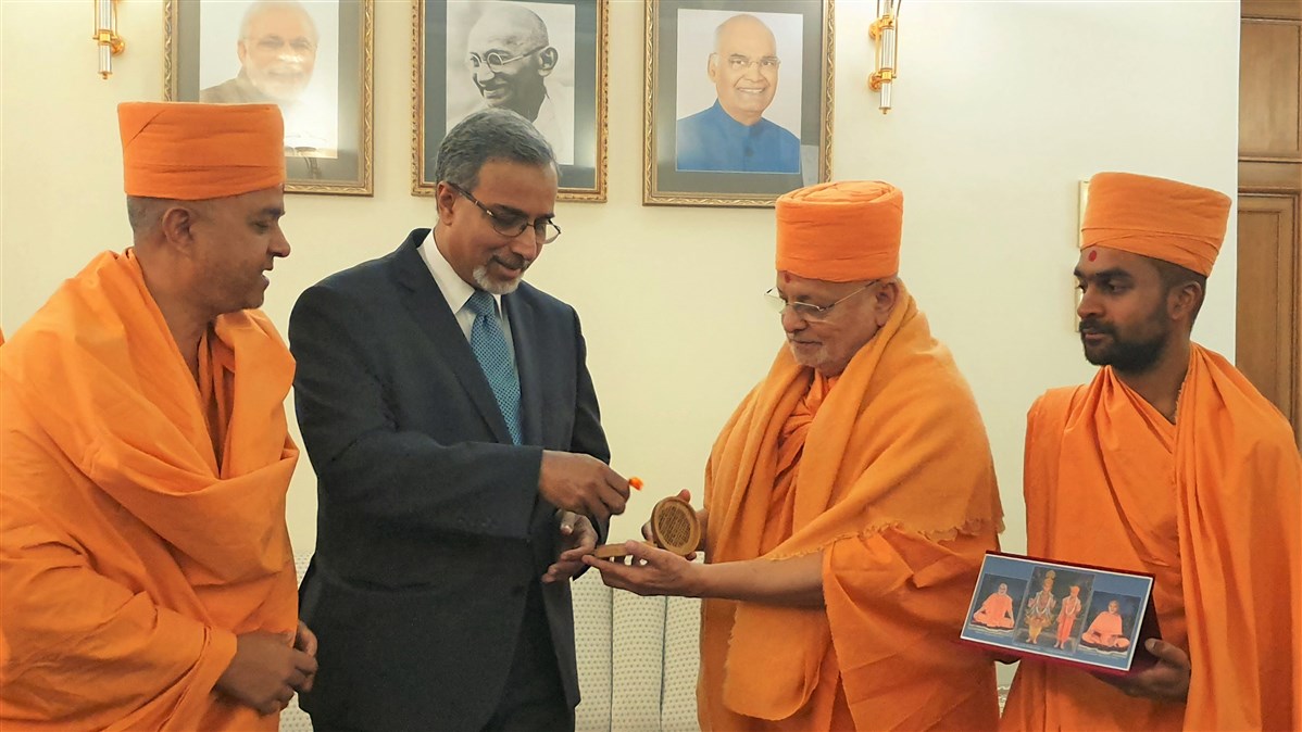 Pujya Ishwarcharan Swami gifted a sanctified mala to His Excellency