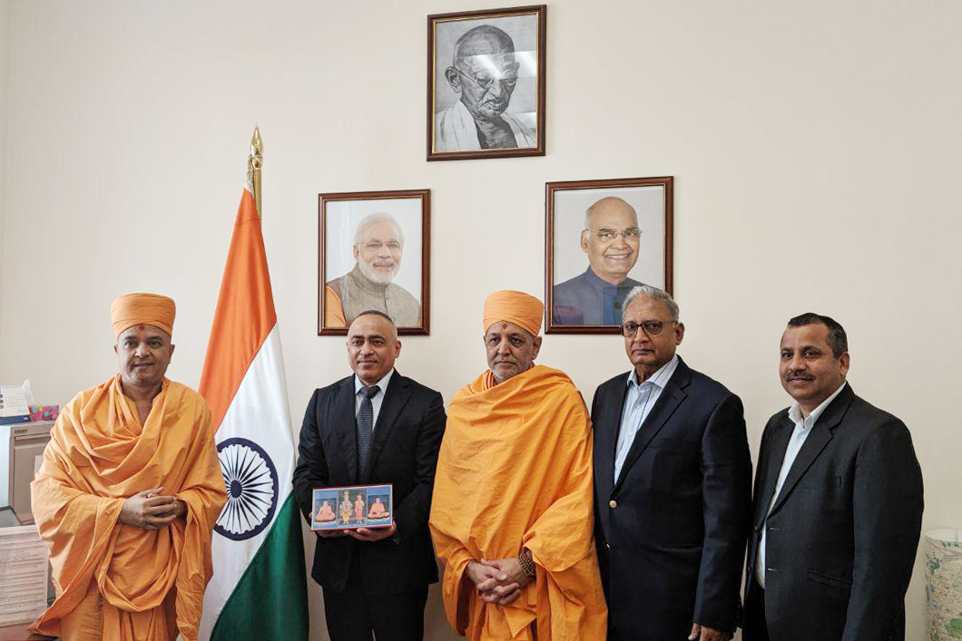 Consul General Shri Deepak Miglani had invited Pujya Brahmavihari Swami and Pujya Dharmavatsal Swami to the consulate in Saint Petersburg