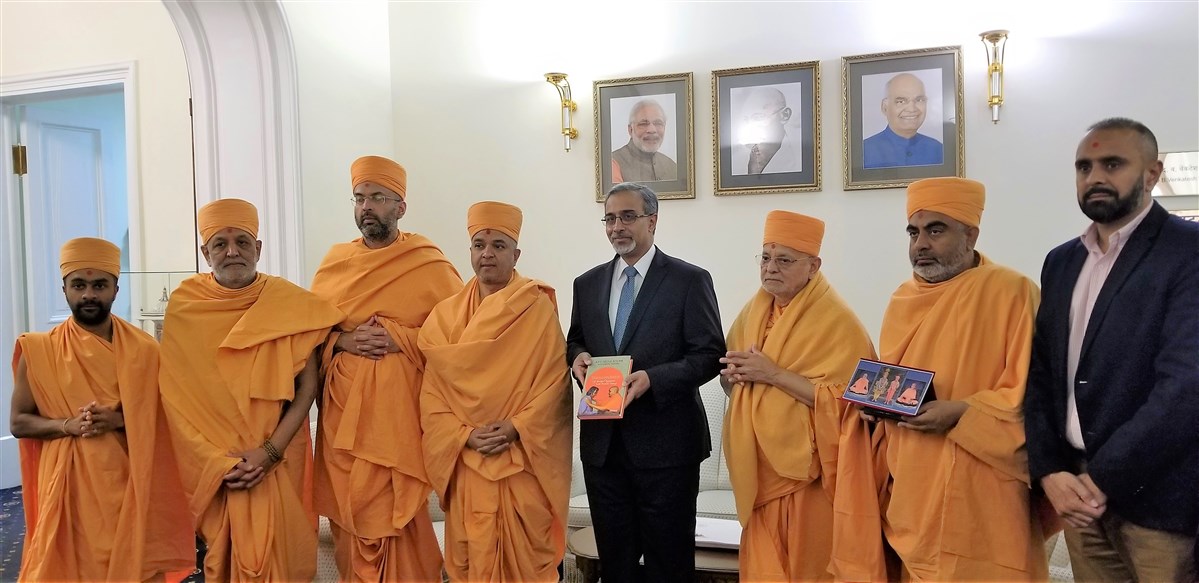 Pujya Brahmavihari Swami gifted the Ambassador a copy of 'Transcendence', by Dr APJ Abdul Kalam, former President of India, on his spiritual encounters with His Holiness Pramukh Swami Maharaj