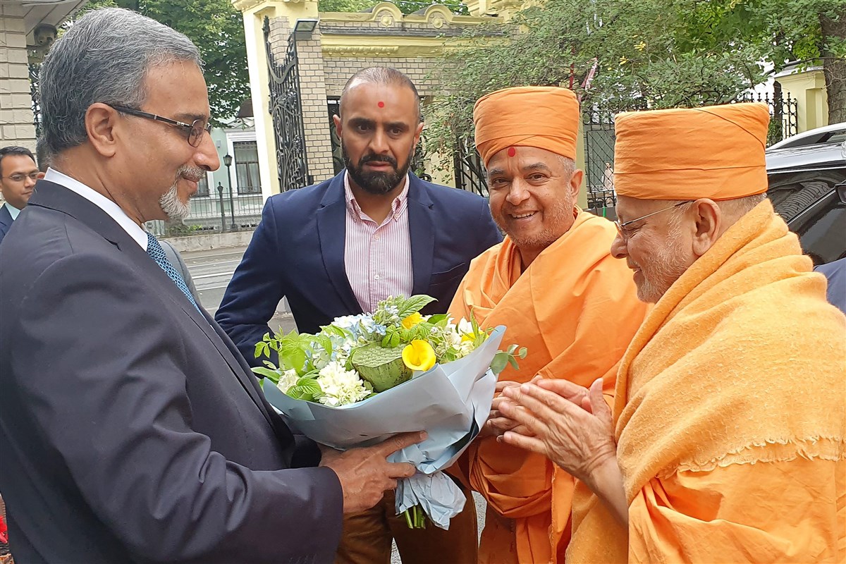 His Excellency Shri D. B. Venkatesh Varma, Ambassador of India to Russia, welcomed Sadguru Pujya Ishwarcharan Swami to the Indian Embassy in Moscow