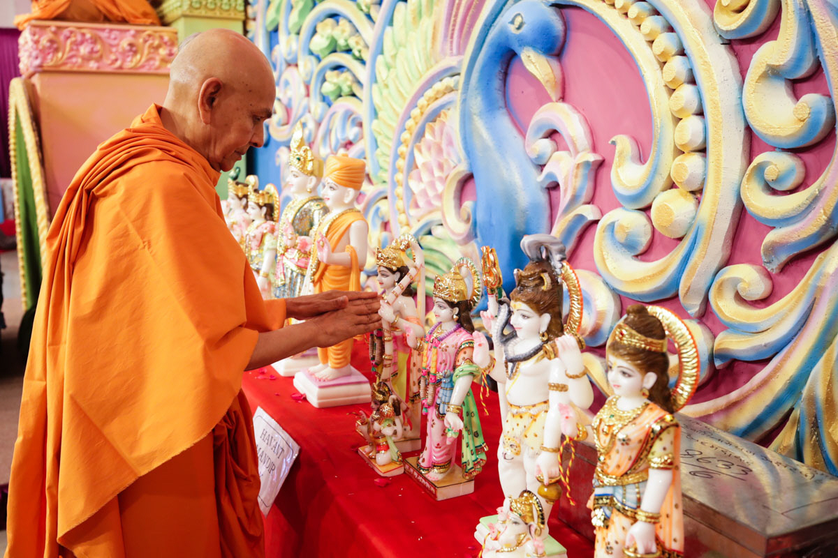 Mahant Swami Maharaj sanctifies the murtis of Havant Mandir in Gadhada, India, on 22 October 2018