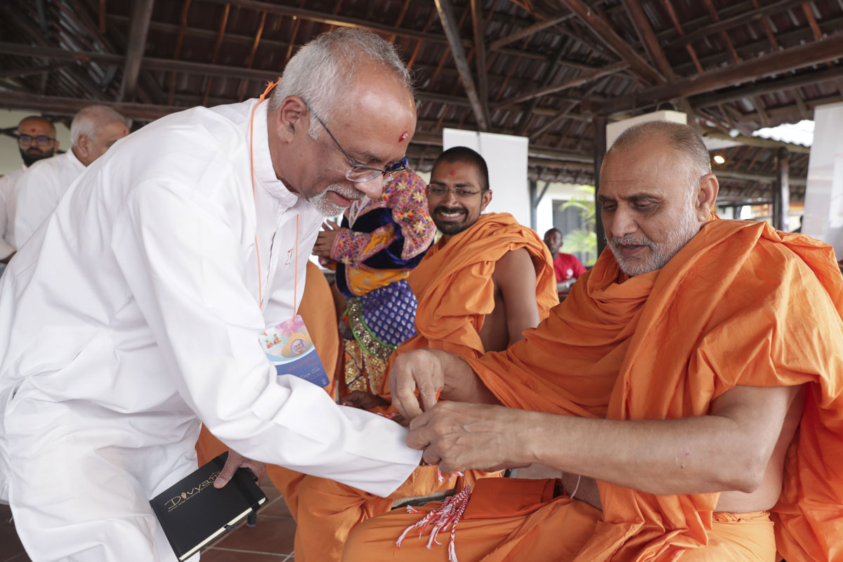 Sadhus welcome karyakars