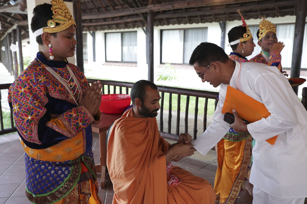 Sadhus welcome karyakars
