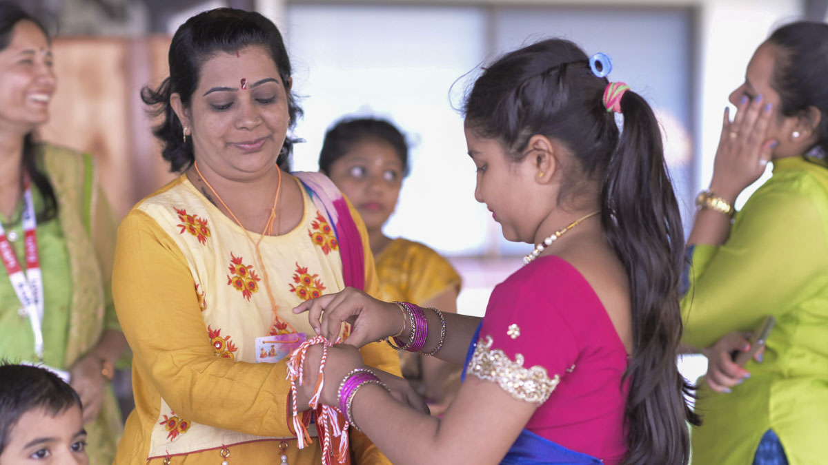 A balika ties nadachhadi to karyakars