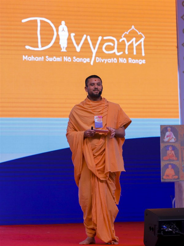 Amrutswarup Swami addresses the shibir 