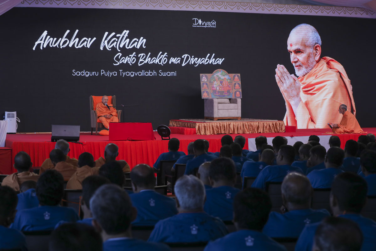 Pujya Tyagvallabh Swami addresses the shibir 