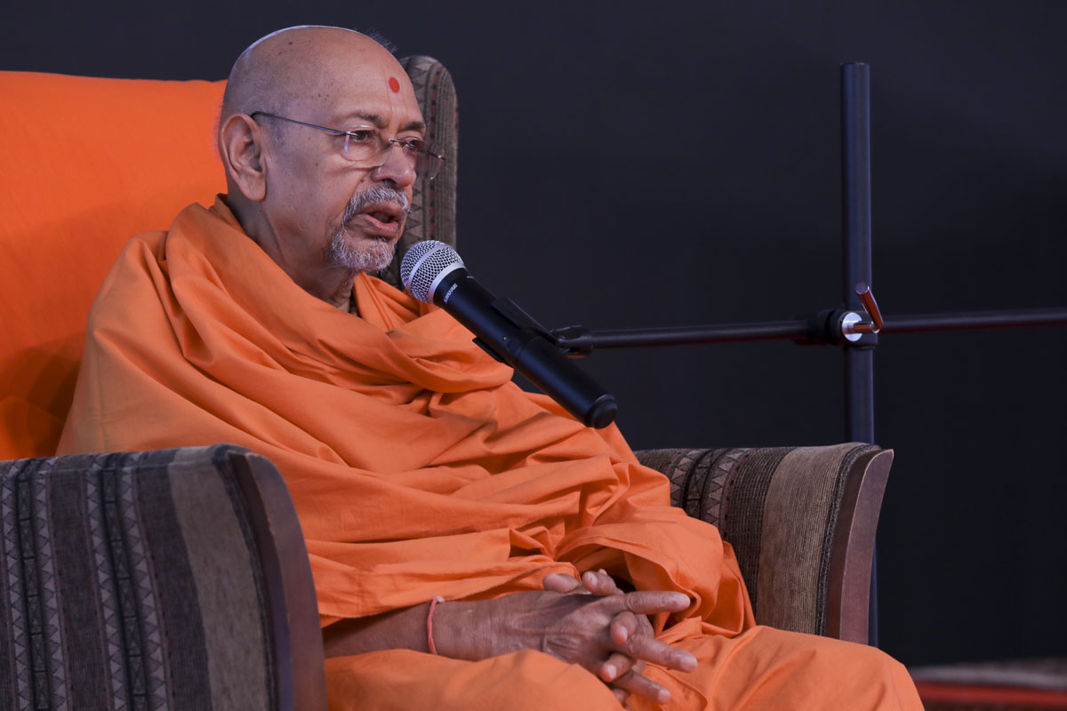 Pujya Tyagvallabh Swami addresses the shibir 