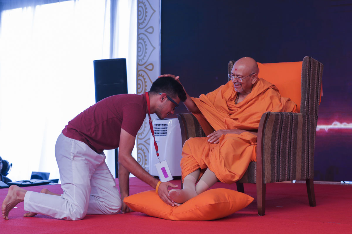 Pujya Tyagvallabh Swami blesses a karyakar