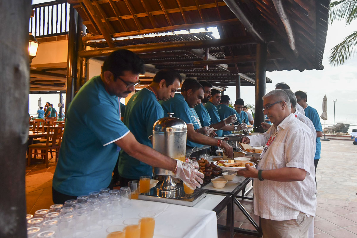 Karyakars take lunch