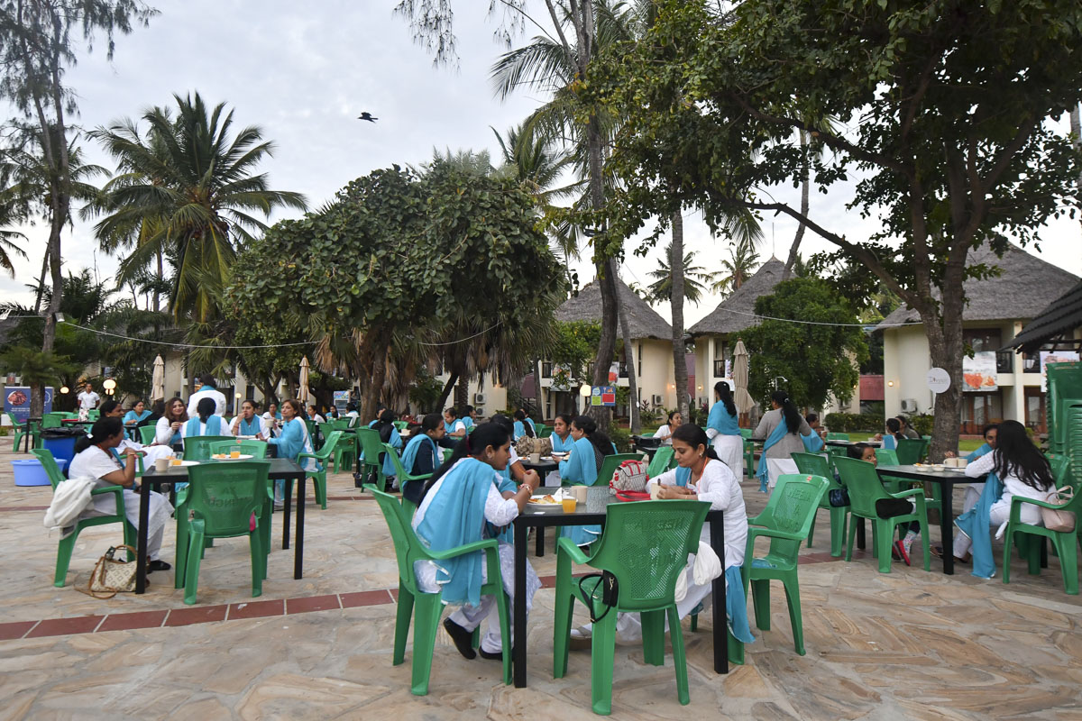 Karyakars take lunch