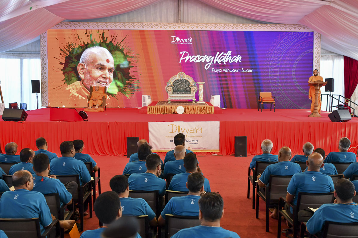 Vishwakirti Swami addresses the afternoon shibir session