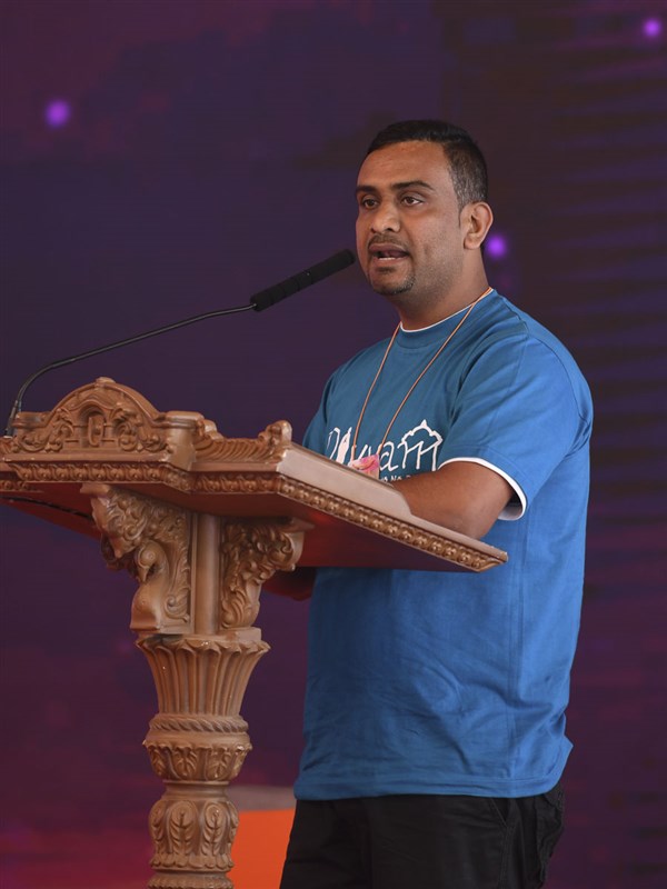 A karyakar addresses the shibir 