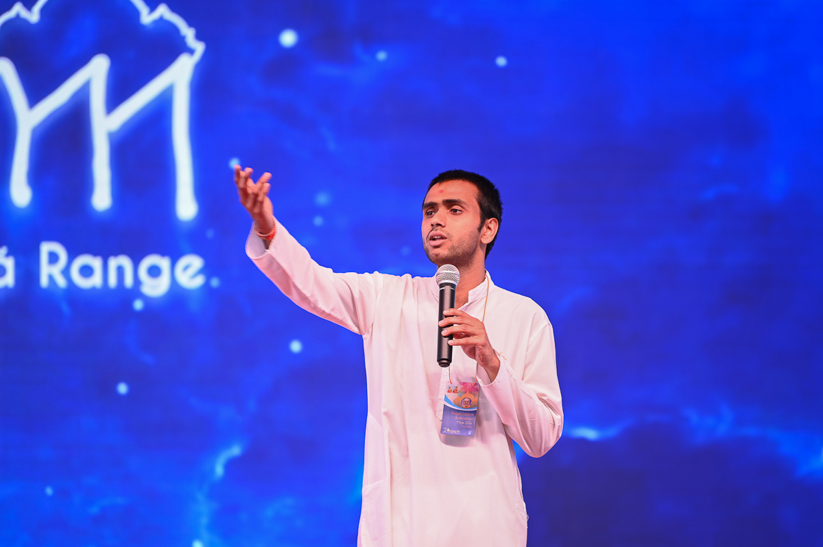 A kishore addresses a shibir session