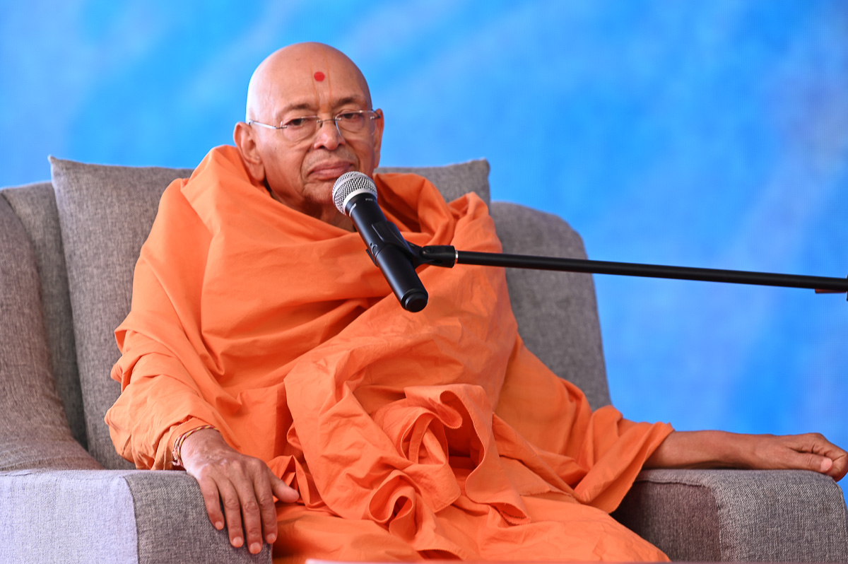 Pujya Tyagvallabh Swami addresses the shibir