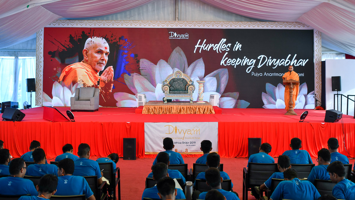 Anantmangal Swami addresses the evening session of the shibir